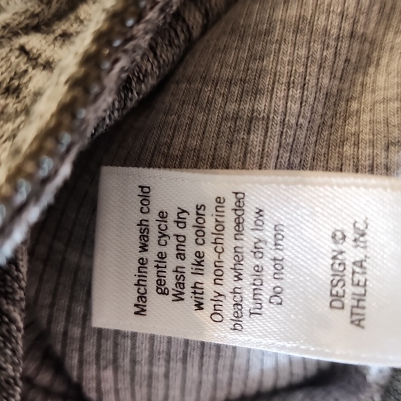 Athletica zipper hoodie with thumb holes and side pockets - Picture 2 of 8